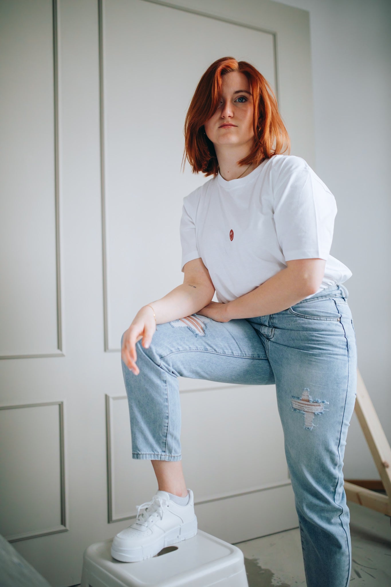 RIPPED MOM JEANS