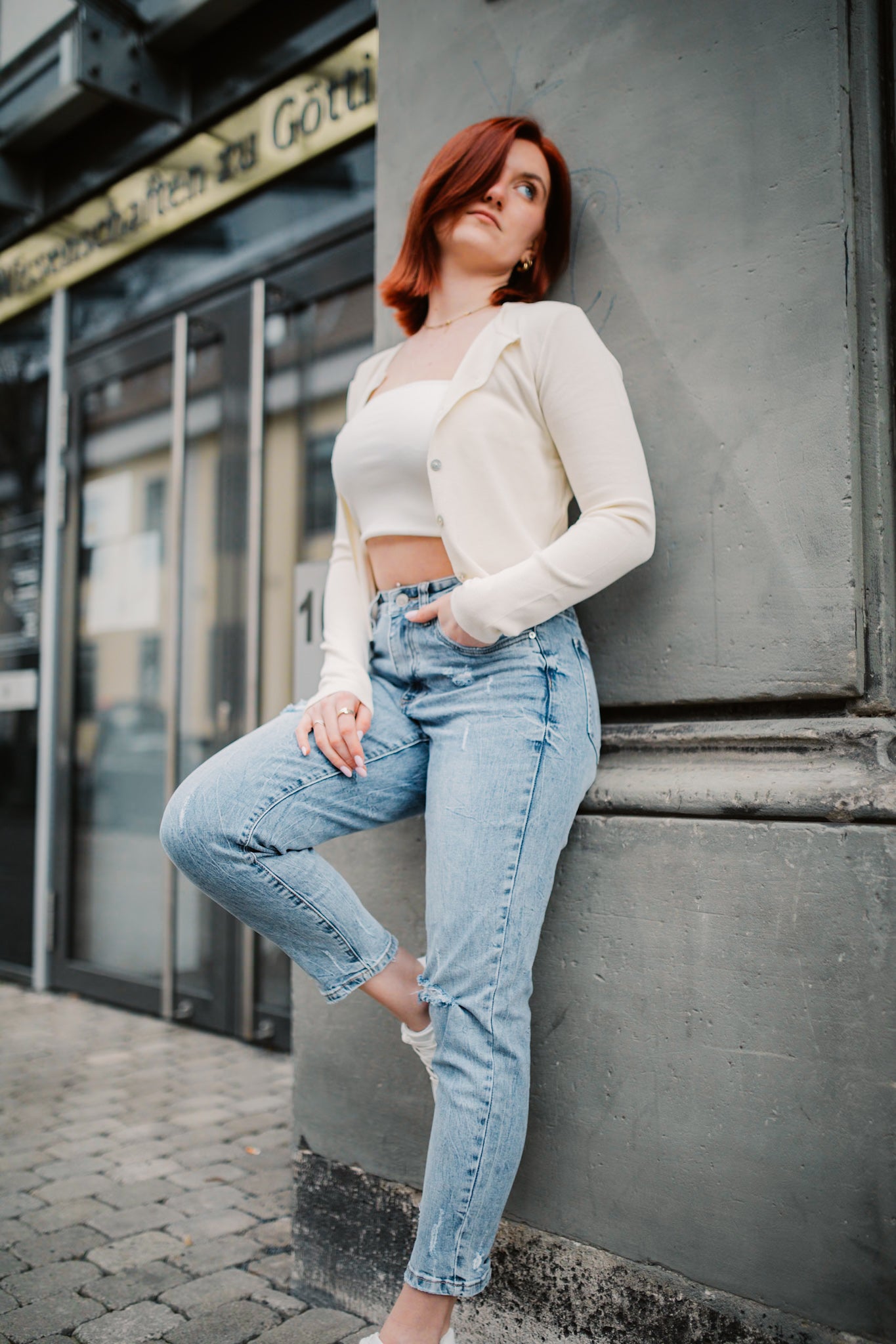 RIPPED MOM JEANS