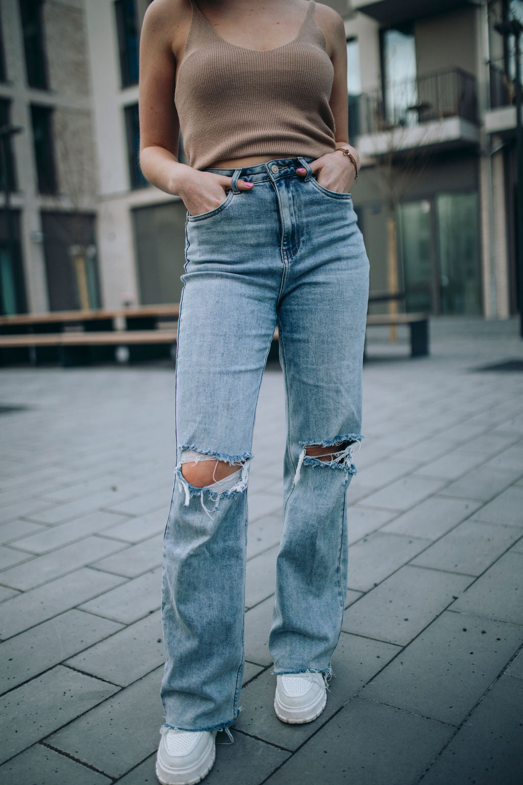 WIDE LEG RIPPED JEANS